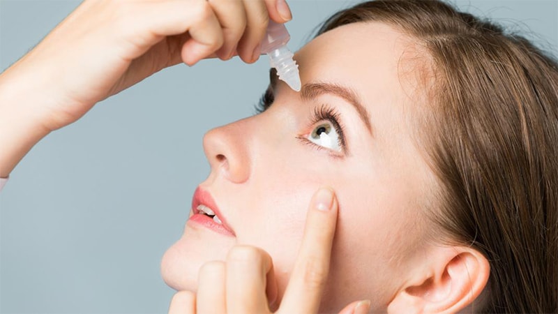 استفاده از قطره ی چشم برای بهبود افتادگی چشم استفاده از قطره ی چشم برای بهبود افتادگی چشم